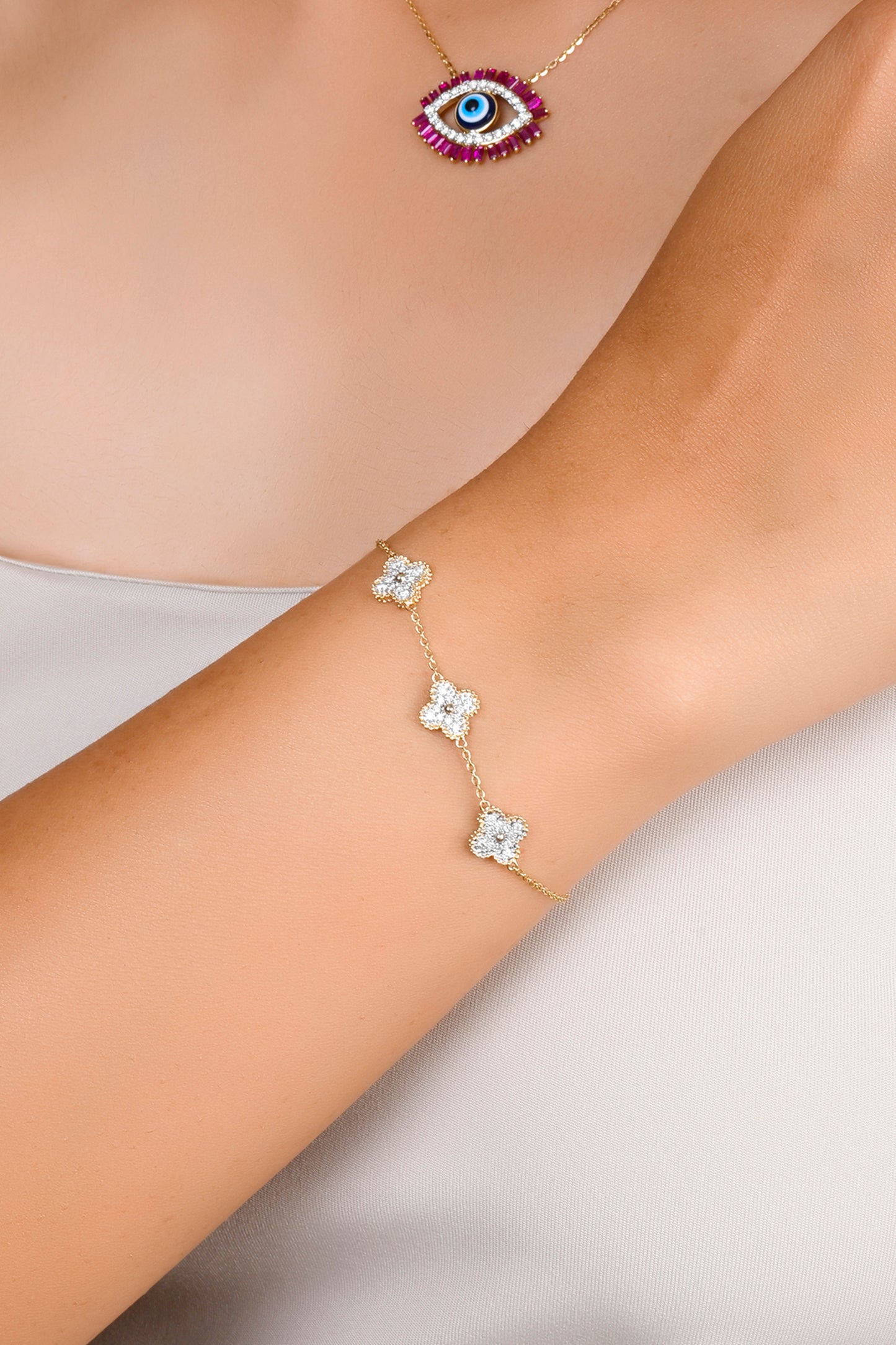 Load image into Gallery viewer, Lucky Three Clover Bracelet
